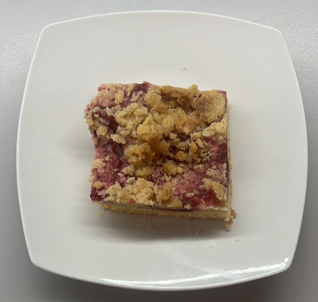 angerichteter Zwetschgenstreuselkuchen