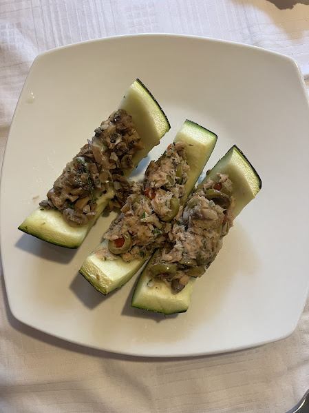 fertige Thunfisch-Zucchinischiffchen