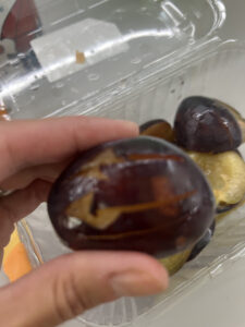 geteilte Zwetschgen einschneiden