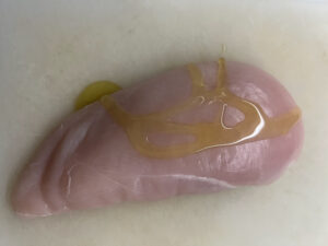 Peperoncinoöl auf die Truthahnbrust