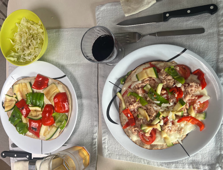 zwei Pizzavarianten angerichtet