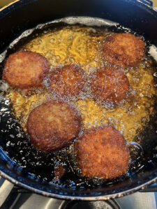 Kohlrabi in heißem Fett von allen Seiten panieren