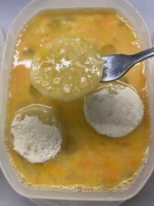 Kohlrabischeiben aus Ei nehmen