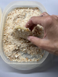 Kohlrabischeiben in Brotbrösel wenden