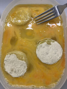 Kohlrabischeiben in Ei wenden