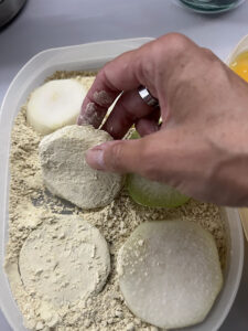 Kohlrabischeiben in Mehl wenden