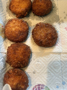 fertige panierte Kohlrabischeiben abtropfen lassen