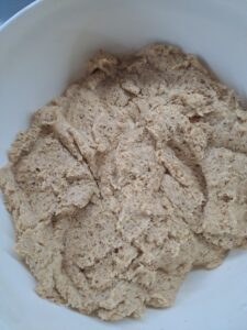 Teig, etwas klebrig vor dem Ruhen