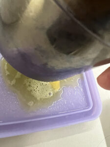 Wasser von den Zucchini ausdrücken