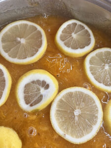Zitronenscheiben auf die Kakizuckermasse