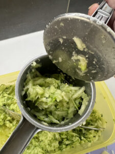 Zucchini geraspelt und ausdrücken