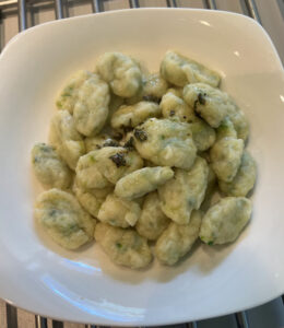 Zucchinignocchi anrichten