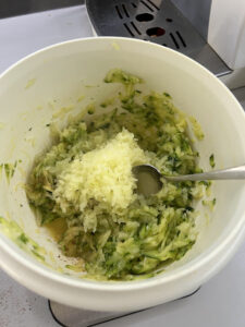 durch Kartoffelpresse gedrückte Kartoffel dazugeben