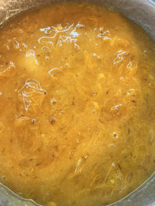 Kaki und Zucker verrühren