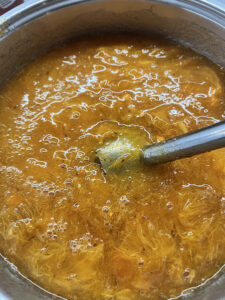 werdende Kakimarmelade pürieren