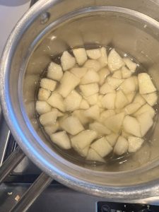 Apfelstücke weichkochen