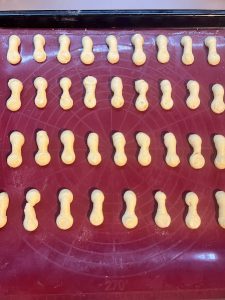 Katenzugen auf ein Blech gespritzt