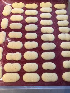 Katenzugen auf ein Blech gespritzt