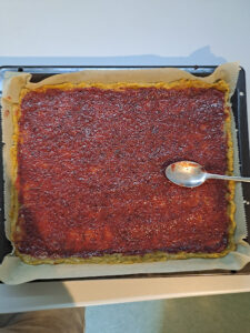 Marmelade darauf verteilt