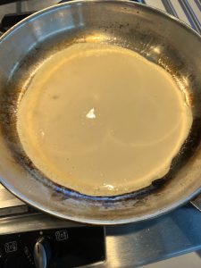 Palatschinken auf der ersten Seite anbraten