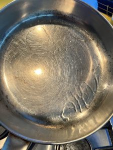 Samenöl in der Pfanne verteilen