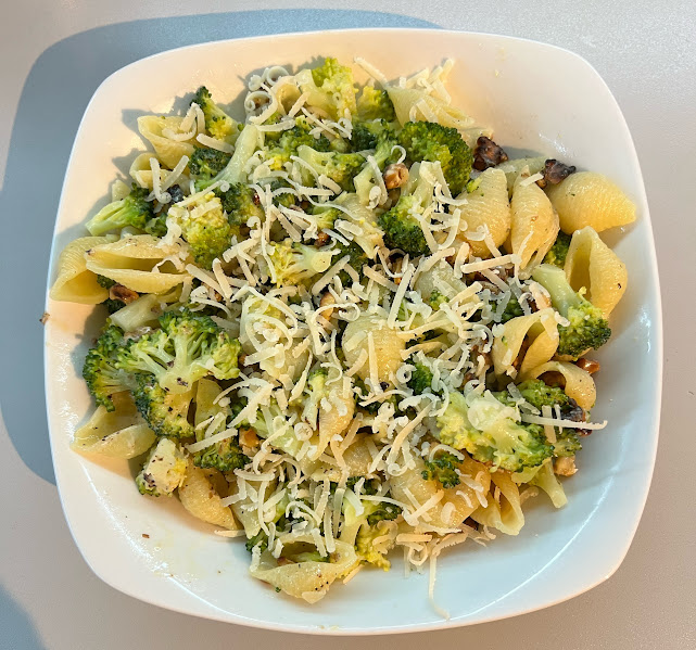 Brokkolinudel angerichtet