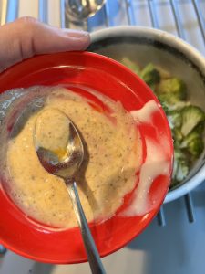 Joghurt samt Gewürzen daruntermischen