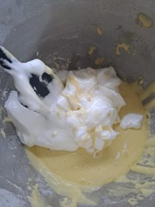 Eiweiß nach und nach unterheben