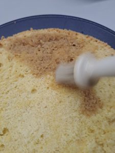 Boden mit Kaffee tränken