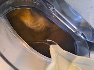 Samenöl unter ständigem Rühren einfließen lassen