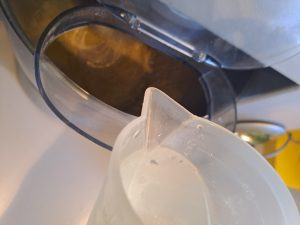 Wasser unter ständigem Rühren einfließen lassen