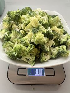 rohe Brokkoli in kleine Röschen geschnitten