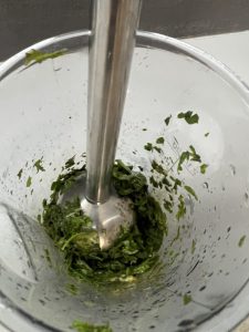 Basilikum, Petersilie und Spinat püriert