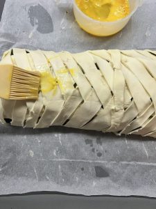 Blätterteig mit Ei bestreichen