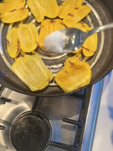 Paprika salzen und anbraten