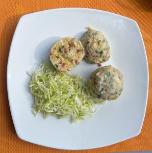 Speckknödel angerichtet