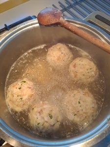 Speckknödel ins kochende Wasser