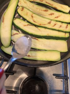 Zucchini salzen