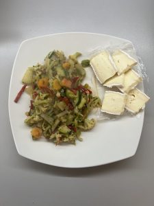 bunter Gemüseteller mit Camembert