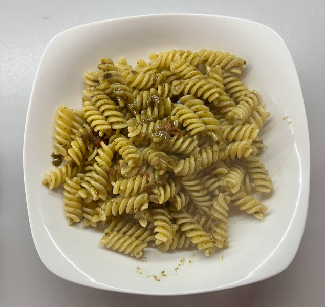 feine Pestofusilli angerichtet