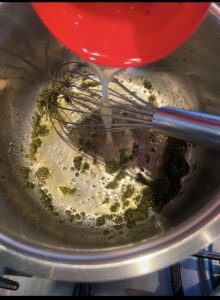 Nudelwasser eingießen