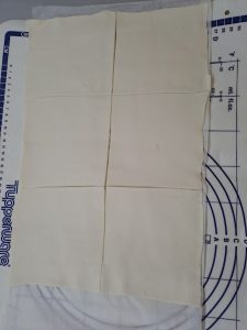 Blätterteig in Quadrate schneiden
