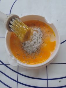 Eigelb mit Kräutersalz verquirlen