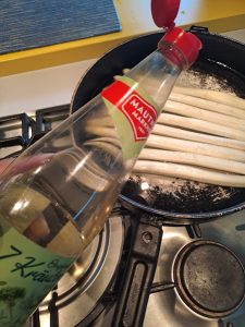 Essig ins Spargelwasser