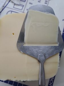 Käse in Scheiben schneiden