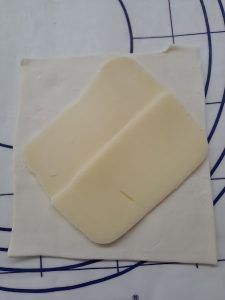 Käse in den Blätterteig