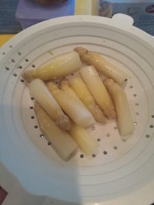 Spargel für Topping abseihen