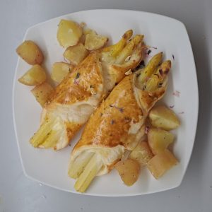 Spargel im Schlafrock anrichten