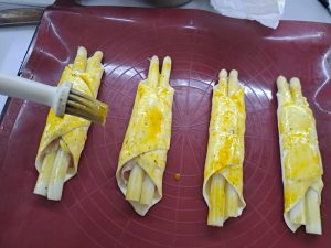 Spargel im Schlafrock mit Ei bepinseln