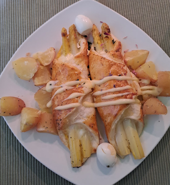 Spargel in Schlafrock angerichtet